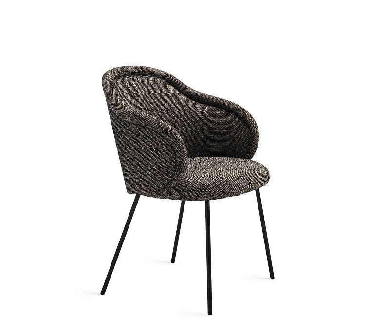 Ona 2020 Armlehnenstuhl von Freifrau Manufaktur, gepolstert mit braunem Stoff und schwarzen Beinen.